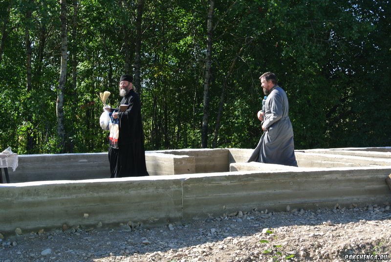 д. Пакшеньга 31 августа приезд Владыки Василия для освящения фундамента строящегося храма в честь св. блаж. Матроны Московской.